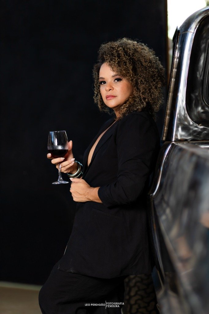 Camila Malta com vinho no vintage truck